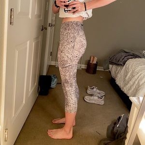 Size 4 Lululemon crop leggings- worn less than 5x